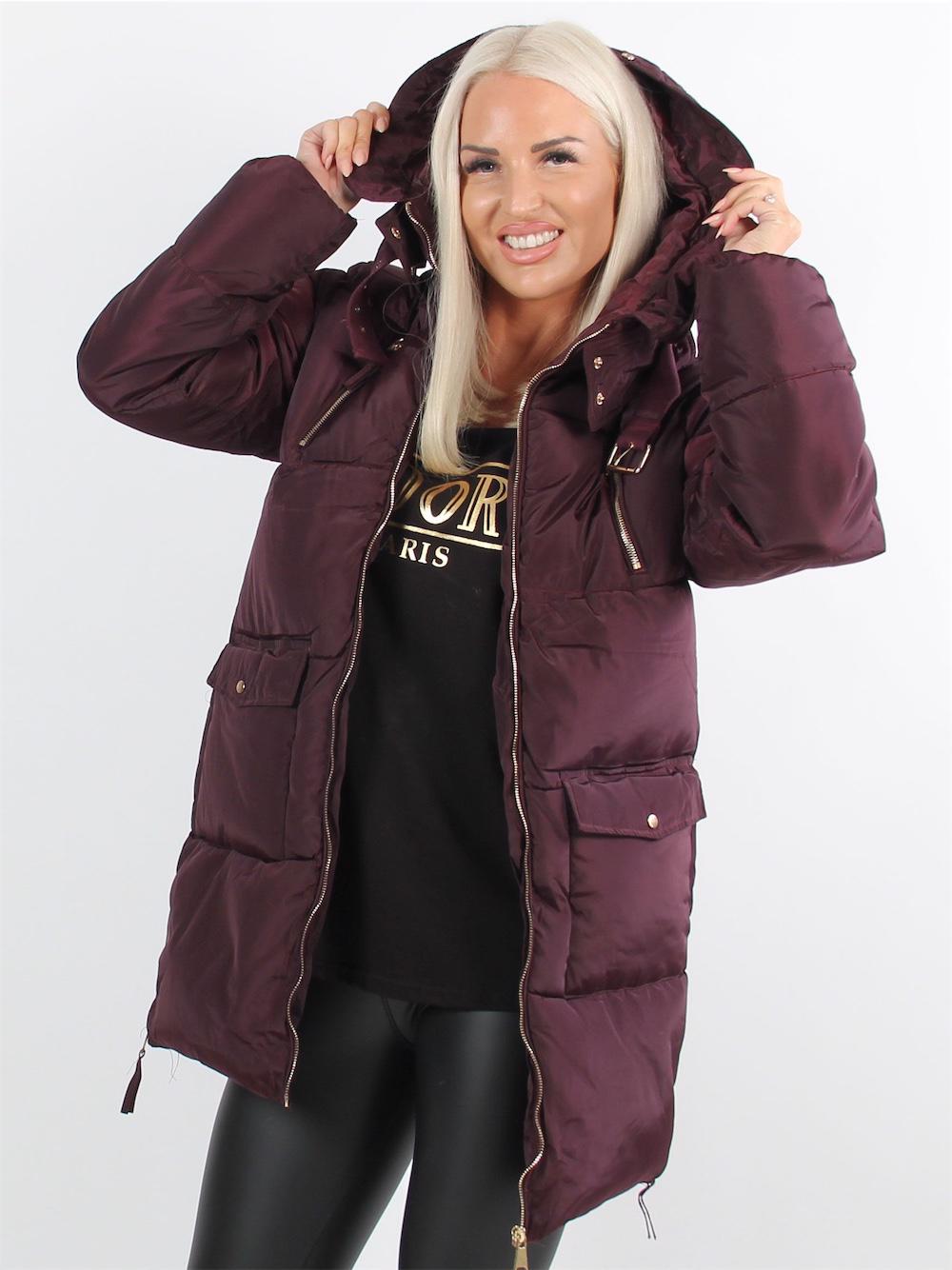 Alma - Kirsebærrød dynejakke med guld lynlåse og hætte